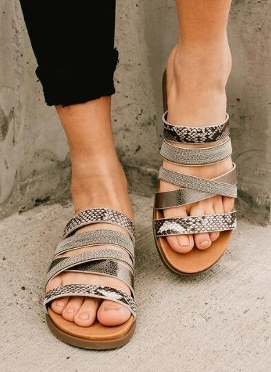 Flat casual open-toed beach sandals