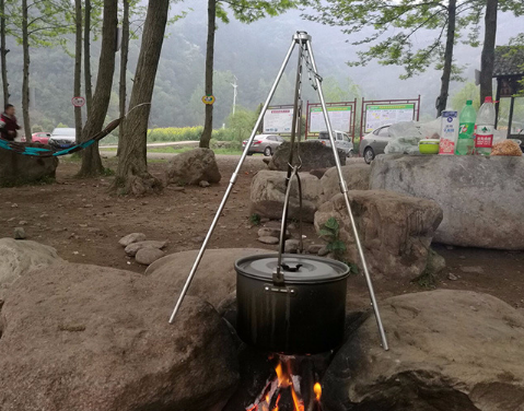 Pot hanging tripod