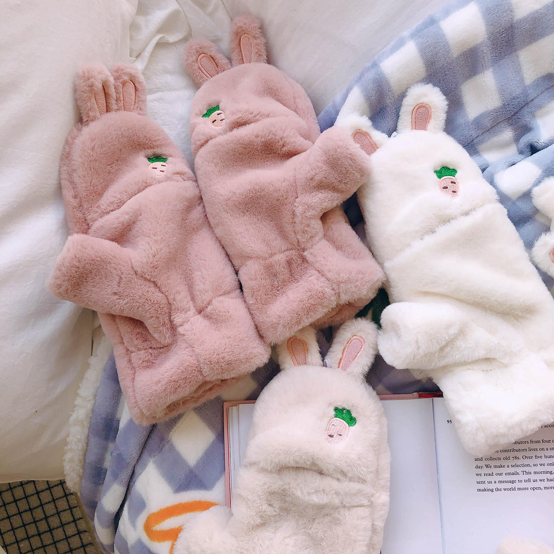 Winter Female Lovely Korean Version Writing Dew Finger Warm And Thick Velvet Gloves